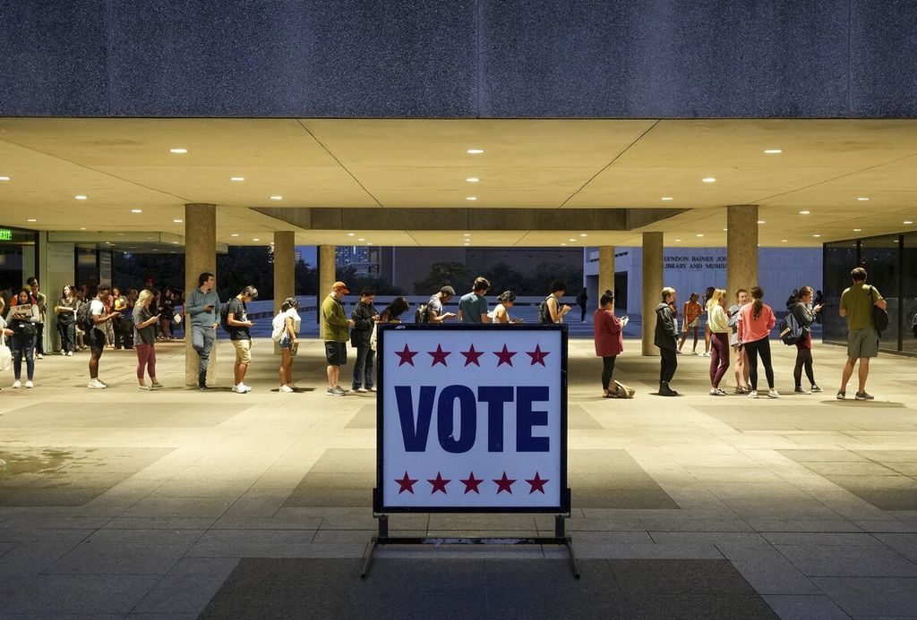  Antrean warga yang akan memberikan suara di tempat pemungutan suara yang berada di Lyndon B Johnson School of Public Affairs, di Austin, Texas, Amerika Serikat, Selasa (8/11/2022). 