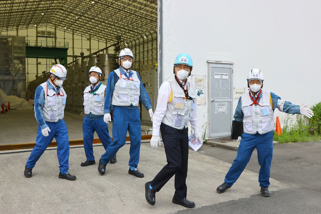 Perdana Menteri Jepang Fumio Kishida (kedua dari kanan) mengunjungi Advanced Liquid Processing System (ALPS) di pembangkit listrik tenaga nuklir Tokyo Electric Power Company Holdings (TEPCO) Fukushima Daiichi di Prefektur Fukushima, Minggu (20/8/2023). 