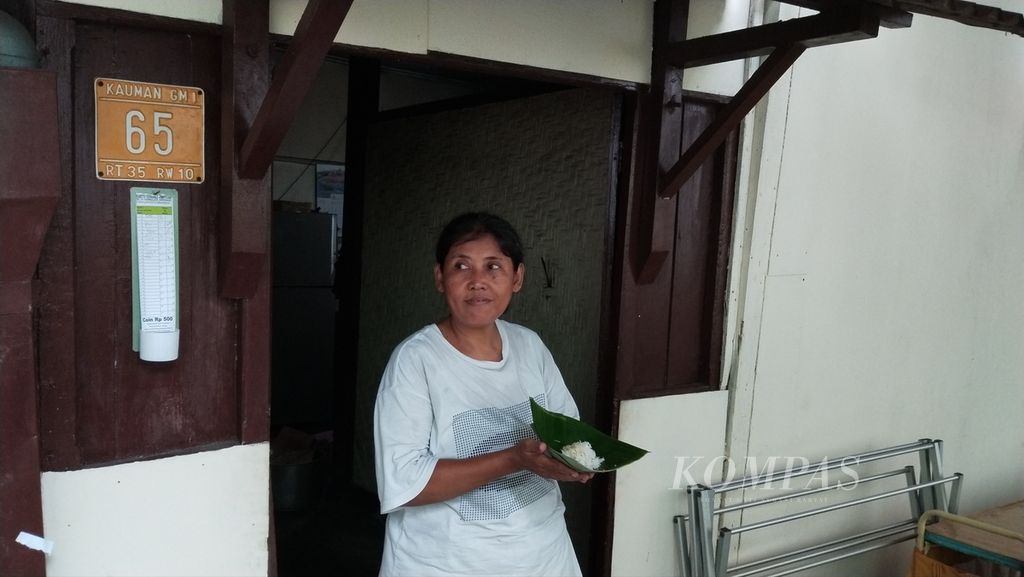 Dewi Halimah (53) menunjukkan kicak buatannya di depan warungnya di Kampung Kauman, Kelurahan Ngupasan, Kota Yogyakarta, Daerah Istimewa Yogyakarta, Jumat (15/3/2024).