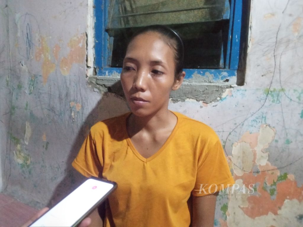 Marliyana (33), kakak korban, saat diwawancarai di rumahnya di Jalan Kapten Samadikun, Kota Cirebon, Jawa Barat, Jumat (10/5/2024) petang. Vina merupakan pelajar yang menjadi korban pembunuhan dan pemerkosaan di Cirebon pada 2016 lalu. 