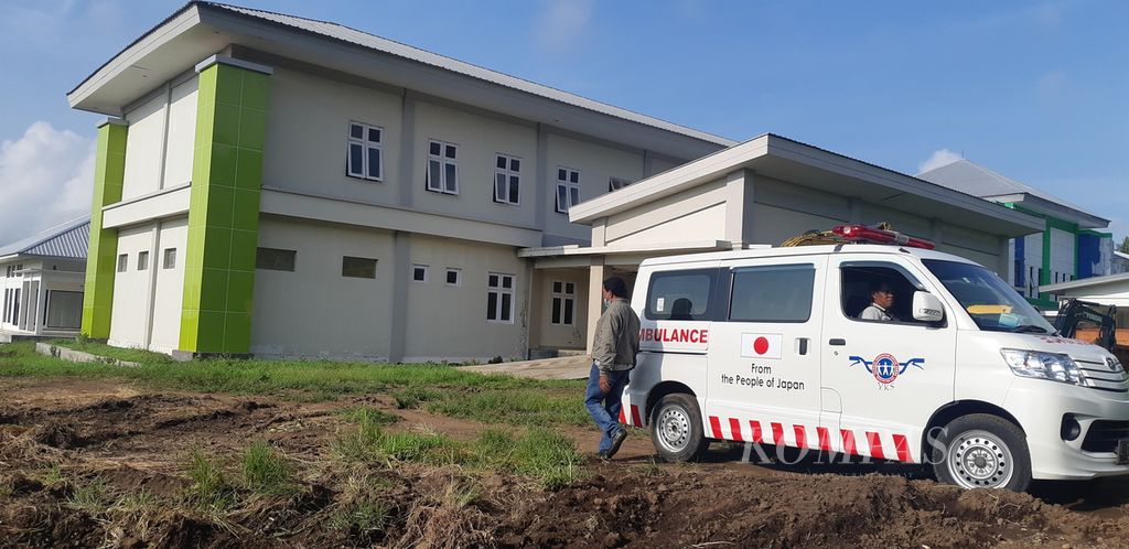 Kondisi Rumah Sakit Adonara di Pulau Adonara, Kabupaten Flores Timur, Nusa Tenggara Timur, Jumat (4/11/2022). Satu-satunya rumah sakit di pulau itu belum bisa beroperasi karena tidak memiliki alat kesehatan.