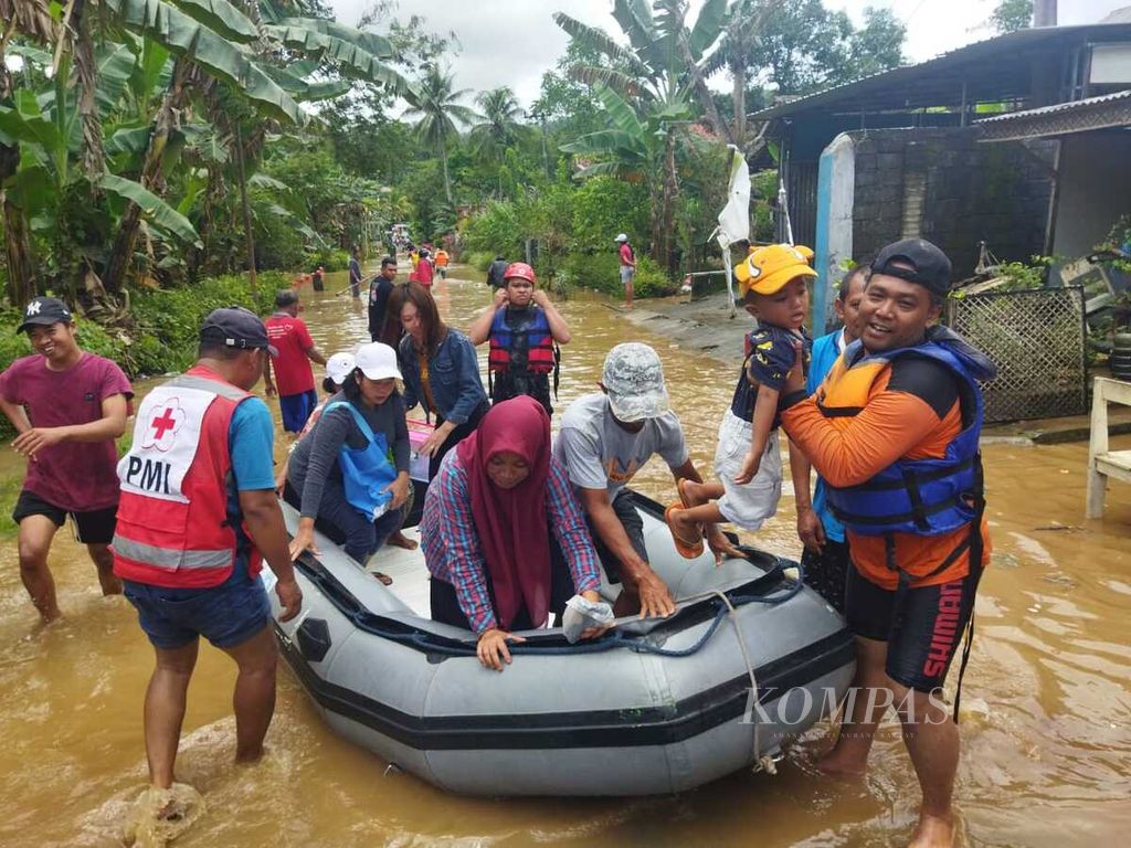 Petugas dan sukarelawan tengah mengevakuasi warga Desa Sitiarjo, Kecamatan Sumbermanjing Wetan, Kabupaten Malang, Jawa Timur, saat terjadi benjir pada Sabtu (15/10/2022). Saat ini, Senin (17/10/2022), Desa Sitiarjo kembali tergenang  oleh banjir serupa bersama sejumlah desa lain di Malang dan Blitar.