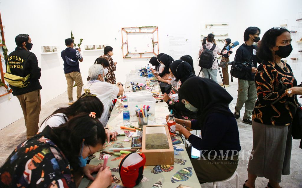 Pengunjung dilibatkan untuk membuat karya bersama Meliantha Muliawan dalam Art Jakarta 2022 di Jakarta Convention Center, Senayan, Jakarta, Jumat (26/8/2022).