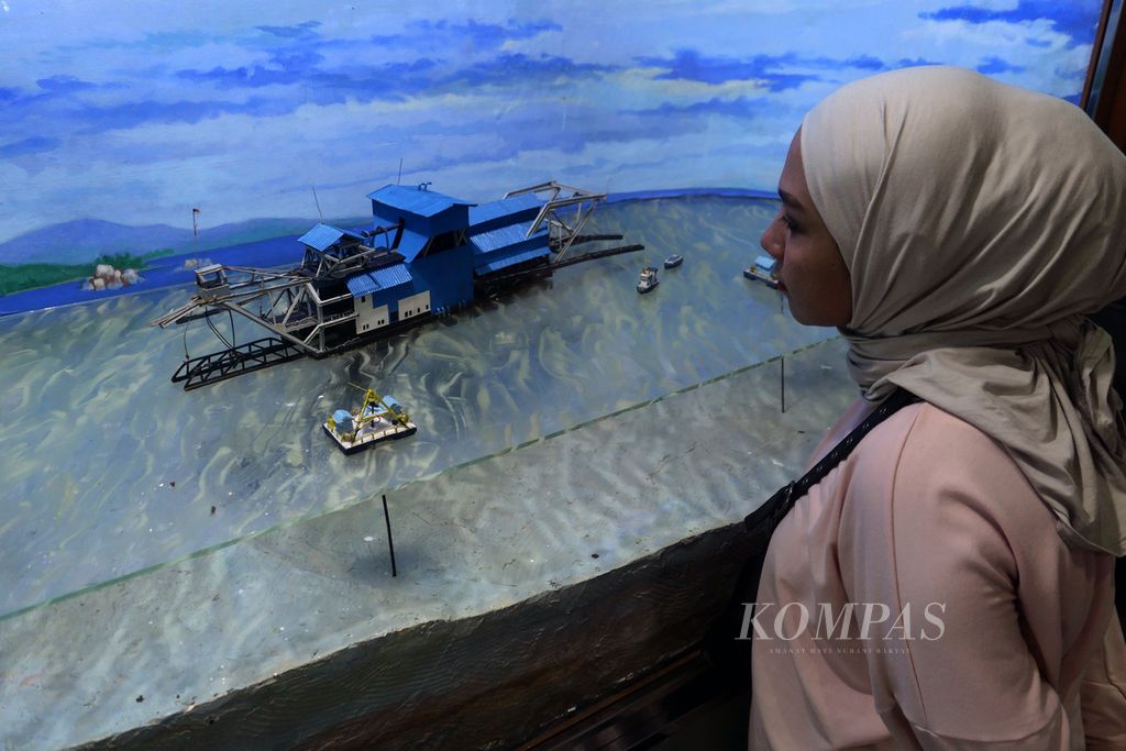 An example of tin mining practices in the sea can be seen at the Tin Museum in Pangkal Pinang City, Bangka Island, Bangka Belitung Province, on Saturday (27/4/2024). If managed in accordance with applicable rules, tin mining is believed to be able to provide significant benefits to the community and maintain the balance of nature for the development of other sectors such as agriculture, plantations, fisheries, and tourism.