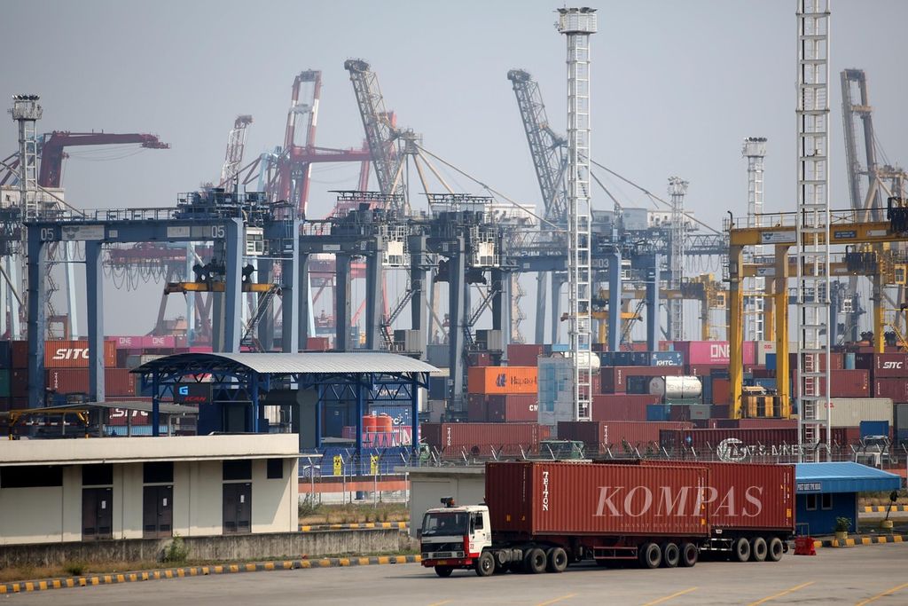 Truk mengangkut kontainer keluar dari Terminal Peti Kemas di Pelabuhan Tanjung Priok, Jakarta Utara, Minggu (19/5/2024). Pemerintah telah menerbitkan Peraturan Menteri Perdagangan Nomor 8 Tahun 2024 yang telah berlaku sejak Jumat (17/5/2024). Hal ini dilakukan untuk mempercepat pengeluaran kontainer impor dari pelabuhan. 