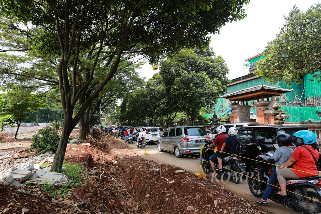 Antrean kendaraan pengujung di kawasan Taman Mini Indonesia Indah atau TMII di Jakarta, Rabu (4/5/2022). Selama libur Lebaran 2022, TMII hanya membuka 11 wahana dikarenakan masih dalam proses revitalisasi.