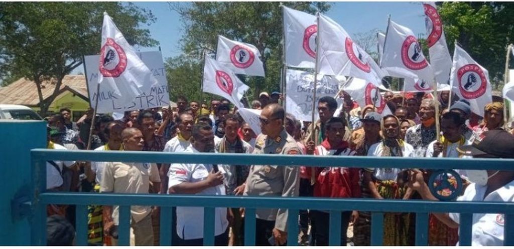 Aksi damai warga Desa Lakat, Kabupaten Timor Tengah Selatan, NTT  di Kantor Layanan PLN Soe, Timor Tengah Selatan, Senin (26/9/2022). Mereka menuntut PLN segera menghadirkan listrik di Desa Lakat yang berjarak hanya 5 km dari kota Soe.