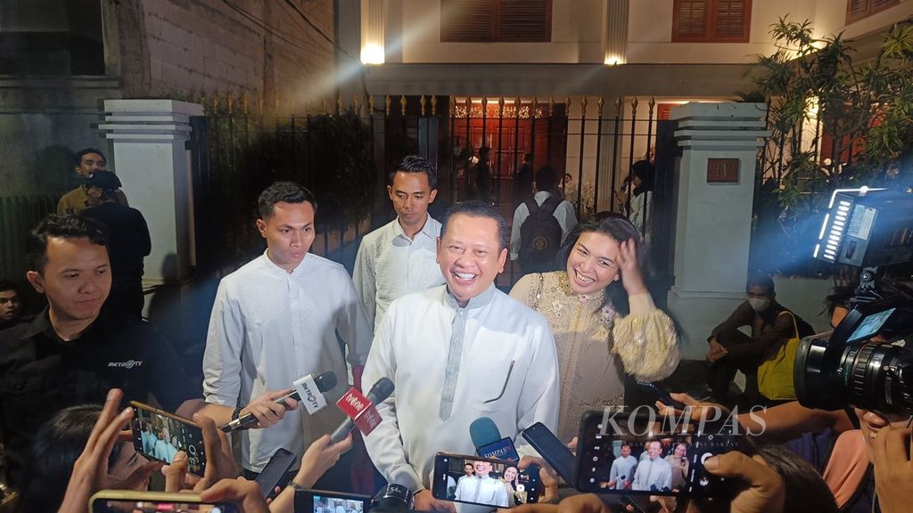 Ketua MPR sekaligus Wakil Ketua Umum Partai Golkar, Bambang Soesatyo, usai silaturahmi di rumah calon presiden peraih suara terbanyak, Prabowo Subianto, di Kertanegara IV, Jakarta, Rabu (10/4/2024).
