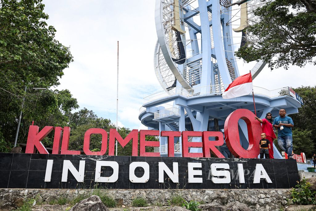 Satu keluarga bersiap untuk berfoto di Tugu Kilometer Nol, Sabang, Aceh, Sabtu (14/9/2024). Penyelenggaraan PON Aceh-Sumut 2024 berdampak positif pada sektor pariwisata di Sabang, salah satunya Tugu Kilometer Nol. Jumlah wisatawan di obyek wisata tersebut terus meningkat sejak PON resmi dibuka pada 9 September 2024. 