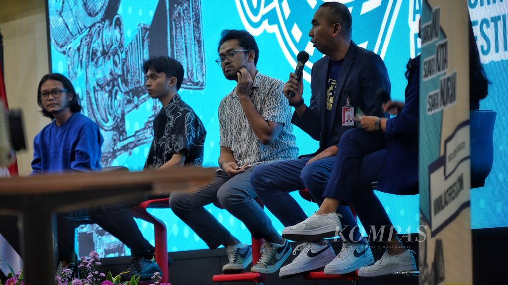 Direktur Sosialisasi dan Kampanye Antikorupsi KPK Amir Arief, sutradara film <i>Makbul Mubarak</i>, kreator konten Rian Fahardhi, dan finalis ACFFest 2022 Erlangga Radhizka (dari kanan ke kiri) menjadi pengisi diskusi film dalam acara Anti Corruption Film Festival 2023 (ACFFest 2023) di Aula Juang KPK, Jakarta, Jumat (5/5/2023).