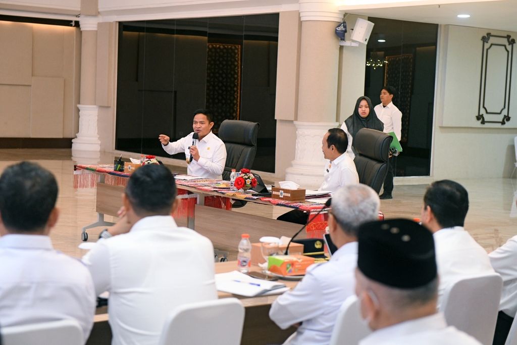 Penjabat Gubernur Sumut Hassanudin (kiri depan) memimpin rapat koordinasi dengan pimpinan organisasi perangkat daerah di kantor Gubernur Sumatera Utara, Medan, Rabu (6/9/2023).