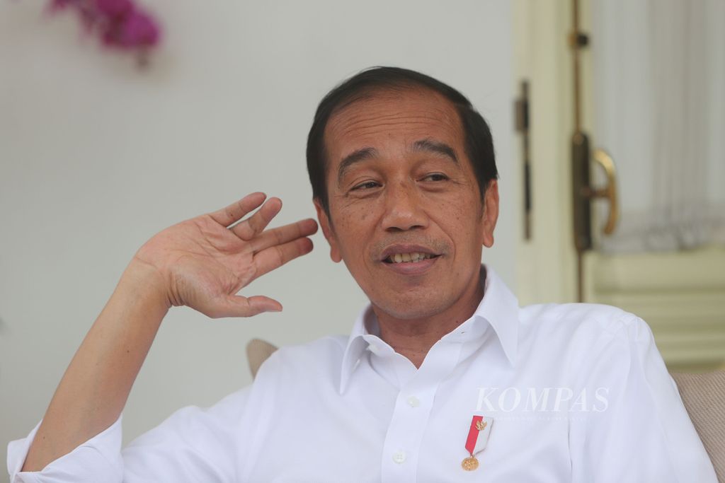 Presiden Joko Widodo saat wawancara dengan harian <i>Kompas</i> di Veranda Istana Merdeka, Jakarta, Minggu (14/8/2022). 