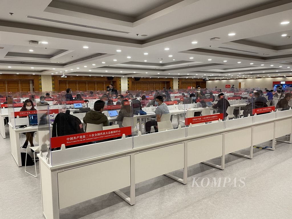 Suasana ruang kerja wartawan yang disediakan di pusat media untuk meliput Kongres Nasional Ke-20 Partai Komunis China. Pusat media ini dibuka sejak tanggal 12 Oktober hingga 23 Oktober lalu.