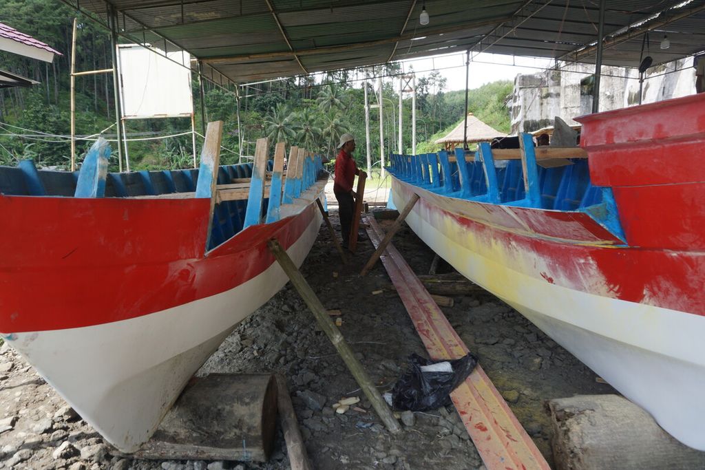 Pekerja sedang menyelesaikan kapal wisata di Halte Sungai Serayu Tambaknegara, Rawalo, Banyumas, Jawa Tengah, Kamis (1/12/2022).