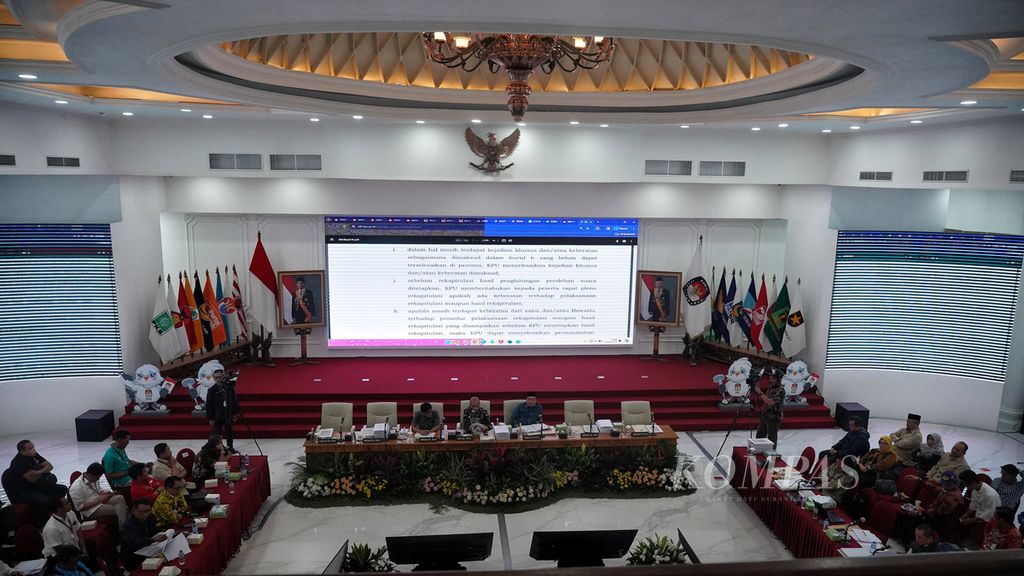 Suasana di Ruang Sidang Utama Komisi Pemilihan Umum saat membahas rekapitulasi suara Provinsi Sumatera Selatan dalam Rapat Pleno Rekapitulasi Perolehan Suara Nasional di KPU RI, Jakarta, Senin (11/3/2024). 