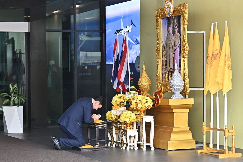 Mantan Perdana Menteri Thailand Thaksin Shinawatra membungkuk memberi hormat pada potret raja setelah mendarat di Bandara Don Mueang Bangkok, Thailand, Selasa (22/8/2023). 