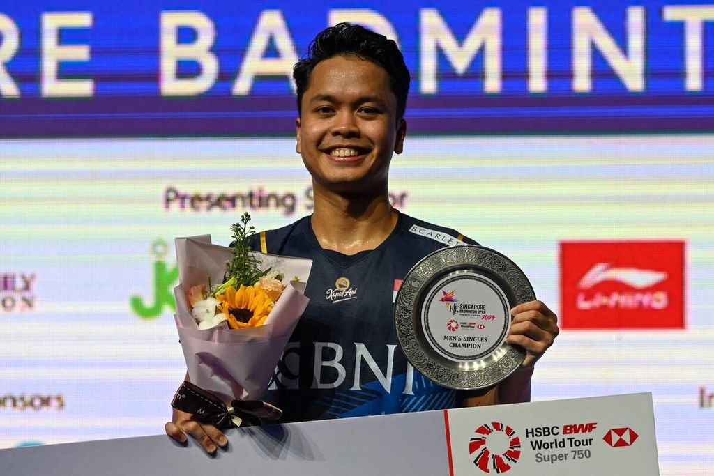 Anthony Sinisuka Ginting di podium juara turnamen bulu tangkis Singapura Terbuka di Singapura, Minggu (11/6/2023).