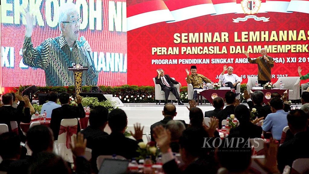 Arief Rachman, Ignas Kleden, Jimly Asshiddiqie, dan Anhar Gonggong (dari kanan ke kiri) hadir sebagai pembicara dalam seminar "Peran Pancasila dalam Memperkokoh NKRI" di Lemhannas, Jakarta, 16 November 2017.