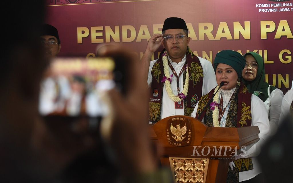 Pasangan calon gubernur dan wakil gubernur Luluk Nur Hamidah dan Lukmanul Khakim seusai mendaftarkan diri ke Kantor KPU Jawa Timur, Surabaya, Kamis (29/8/2024). 