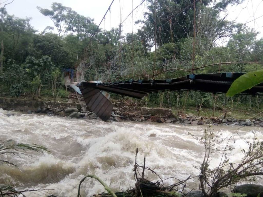 Banjir bandang merusak jembatan gantung di Kecamatan Lintang Kanan, Kabupaten Empat Lawang, Sumsel, Sabtu (25/1/2020).