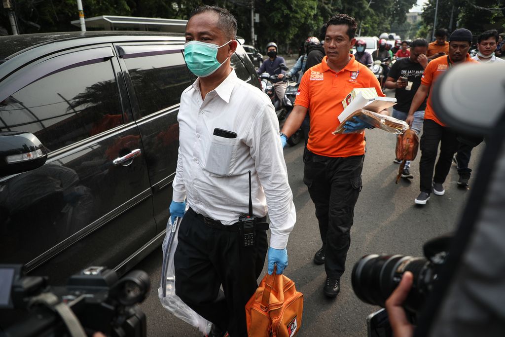 Anggota Inafis membawa barang bukti dari lokasi penembakan di kantor Majelis Ulama Indonesia, Jakarta, Selasa (2/5/2023). Peristiwa penembakan terjadi di kantor Majelis Ulama Indonesia (MUI) pusat dan melukai satu orang yang tertembak di bagian punggung serta dua orang lain yang terkena pecahan kaca. 