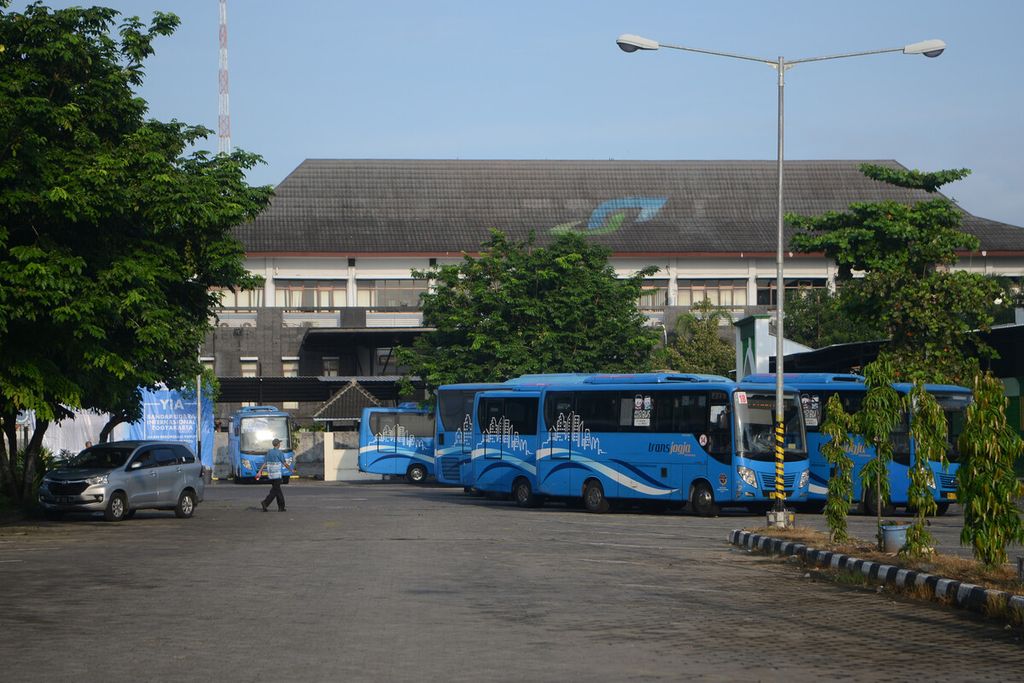 Suasana lengang terlihat area parkiran di Bandara Internasional Adisutjipto, Sleman, DI Yogyakarta, Selasa (31/3/2020). Sebagian besar penerbangan telah dialihkan ke Bandara Internasional Yogyakarta di Kulon Progo, dua hari sebelumnya. Bandara itu saat ini hanya melayani 13 penerbangan.KOMPAS/FERGANATA INDRA RIATMOKO