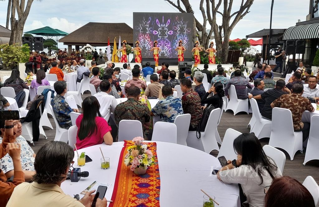 Pengenaan pungutan bagi wisatawan asing ke Bali resmi diterapkan mulai 14 Februari 2024. Seremoni acara peluncuran pungutan bagi wisatawan mancanegara atau wisatawan asing ke Bali di Puri Santrian Resort, Sanur, Denpasar Selatan, Kota Denpasar, Senin (12/2/2024).