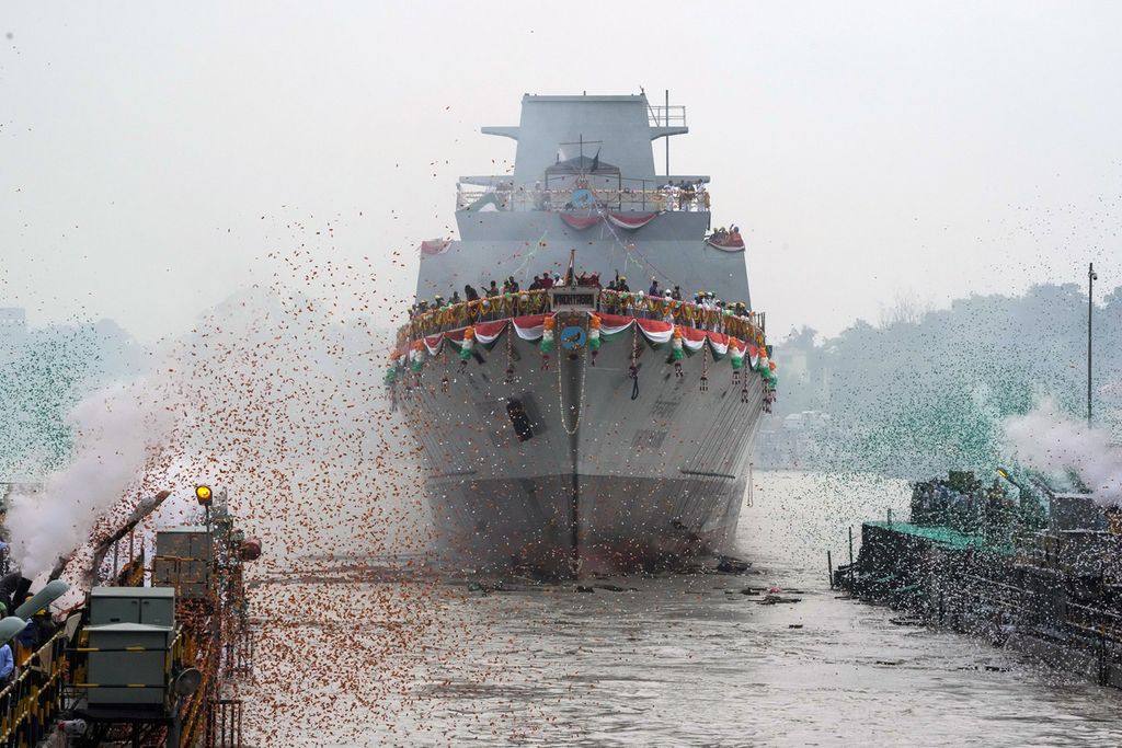 Konfeti dan asap dengan warna bendera India menandai masuknya kapal perang baru milik Angkatan Laut India, INS Vindhyagiri, di Sungai Hooghly di Kolkata, India, 17 Agustus 2023. 