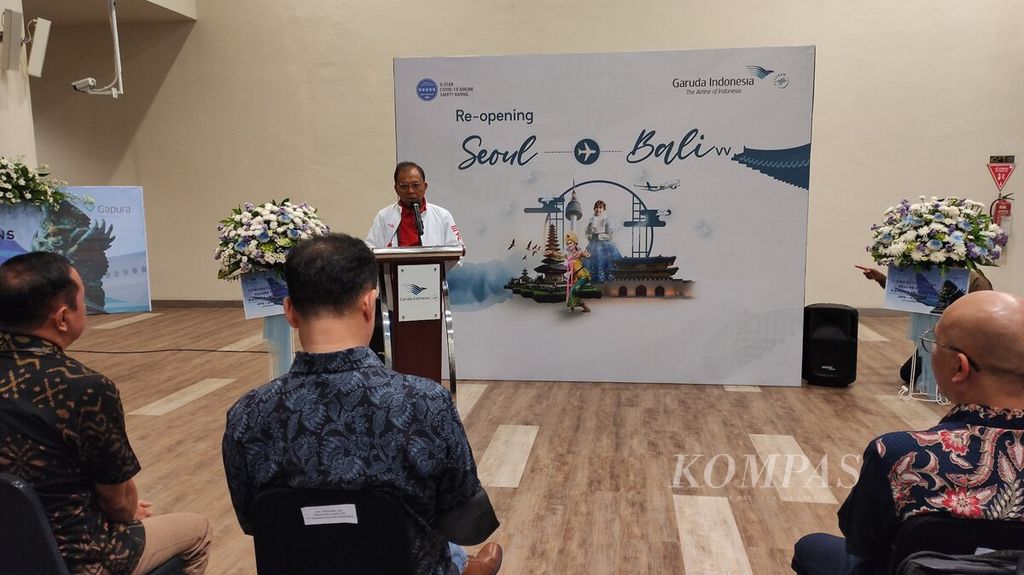 Gubernur Bali Wayan Koster memberikan sambutan di Bandara Internasional I Gusti Ngurah Rai, Badung, Bali, Minggu (4/12/2022). Garuda Indonesia kembali mengoperasikan rute penerbangan langsung dari Seoul ke Bali dan sebaliknya, dari Bali ke Seoul.