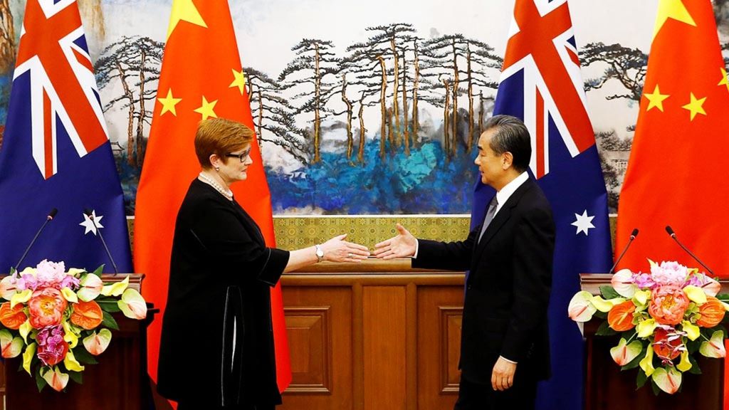 Menteri Luar Negeri Australia Marise Payne (kiri) dan Menteri Luar Negeri China Wang Yi berjabatan tangan dalam konferensi pers di Wisma Tamu Negara Diaoyutai, Beijing, China, Kamis (8/11/2018). Australia dan China bersaing berebut pengaruh di negara-negara Pasifik.