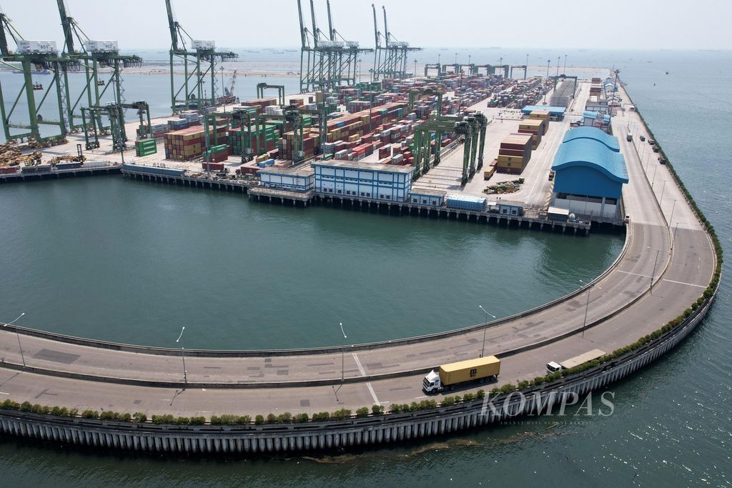 Truk membawa peti kemas keluar dari New Priok Container Terminal (NPCT) 1, Jakarta Utara, Minggu (20/8/2023). 