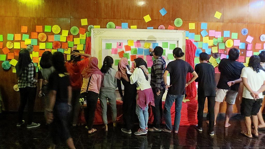  Para remaja  membaca ratusan kertas berisi curhat tentang mantan pacar di Festival Melupakan Mantan 3 di Yogyakarta pada 11-13 Februari 2017.  