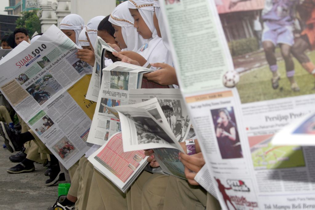 Ratusan siswa SD Program Khusus Muhammadiyah ikut Kampanye Membaca Surat Kabar Bersama di Lapangan Kota Barat, Solo, Jawa Tengah, Kamis (9/2/2006). Kampanye tersebut diharapkan memicu kepedulian anak-anak terhadap keberadaan media cetak sebagai sumber informasi..
