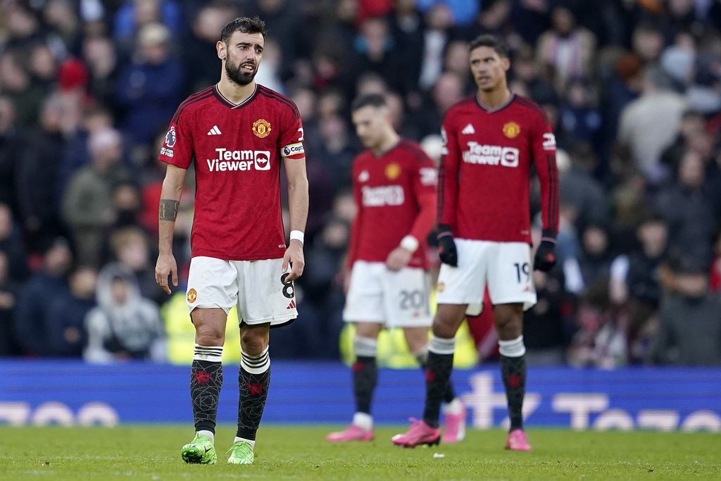 Reaksi para pemain Manchester United seusai kalah 1-2 dari Fulham pada laga Liga Inggris, Sabtu (24/2/2024). 