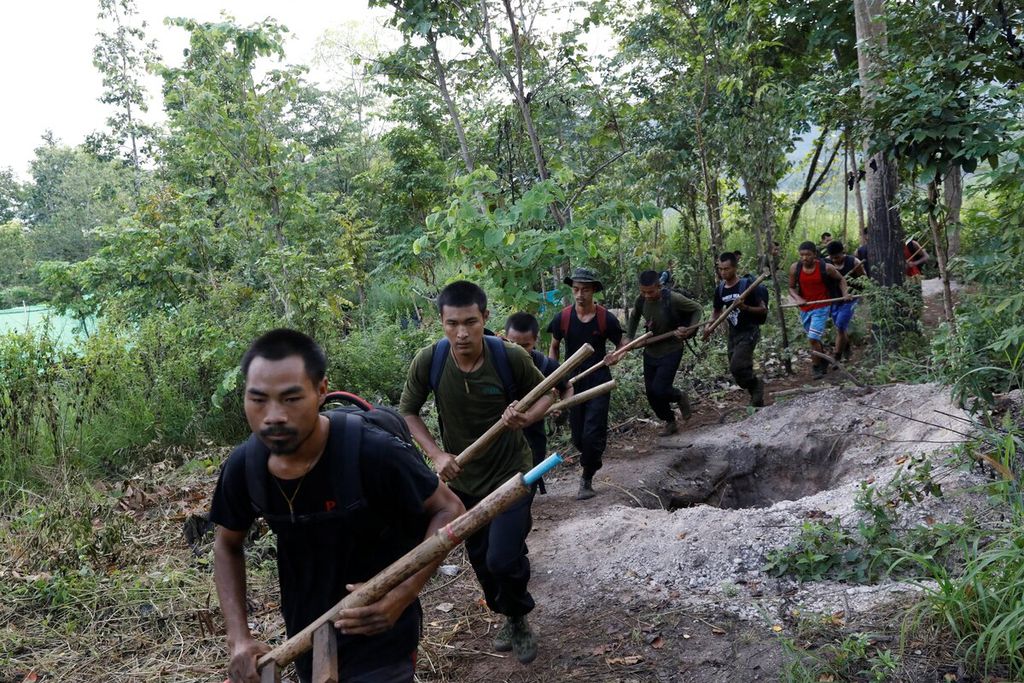 Foto bertanggal 8 Oktober 2021 ini memperlihatkan Pasukan Pertahanan Rakyat, sayap militer Pemerintah Persatuan Nasional (NUG), berlatih di sebuah kamp di Negara Bagian Kayin, dekat perbatasan Myanmar-Thailand. 
