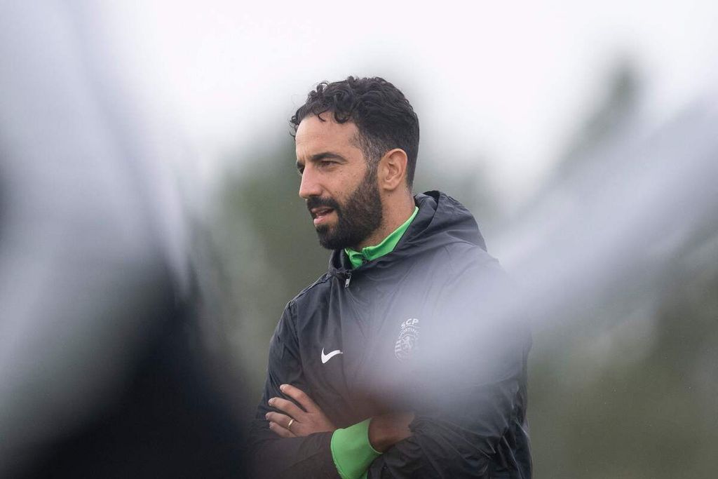 Pelatih Sporting Lisbon Ruben Amorim memimpin latihan tim di Cristiano Ronaldo Academy, Alcochete, Lisabon, Portugal, Senin (4/11/2024). Sporting Lisbon akan menjamu Manchester City di Stadion Jose Alvalade, Lisabon, dalam laga Liga Champions, Rabu (6/11/2024) dini hari WIB.