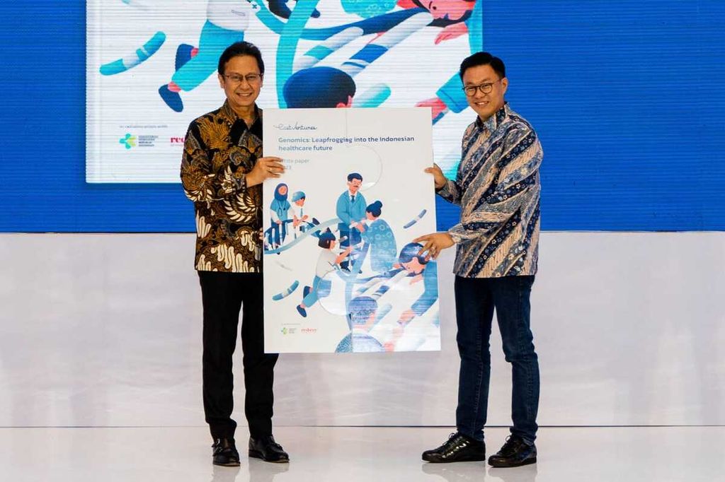 Menteri Kesehatan Budi Gunadi Sadikin (kiri) bersama Co-Founder dan Managing Partner di East Ventures Willson Cuaca berfoto dalam acara peluncuran buku putih “Genomics: Leapfrogging into Indonesian Healthcare Future” di Jakarta, Kamis (16/2/2023).