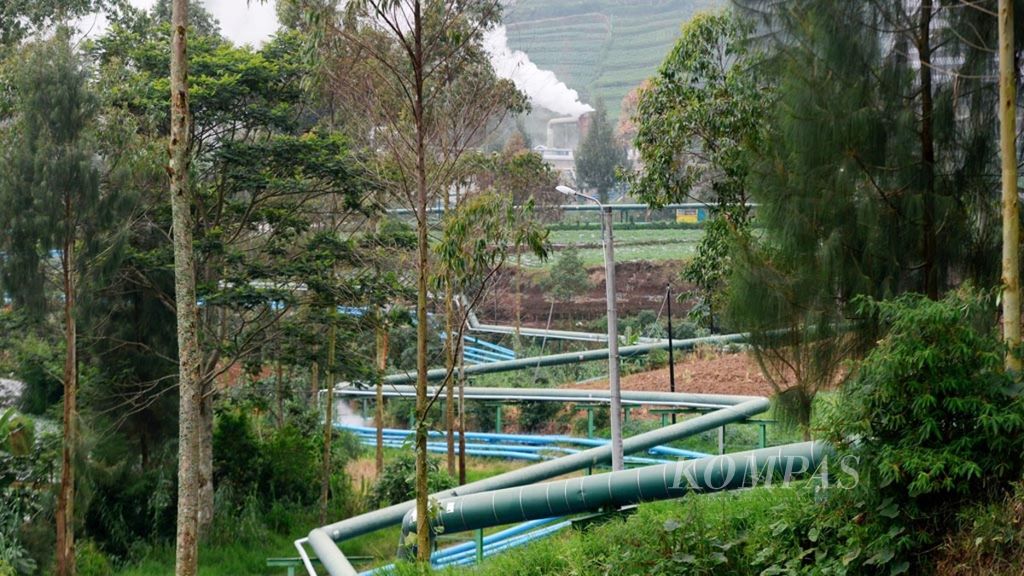 Instalasi pipa yang menyalurkan panas bumi milik PT Geo Dipa Energi untuk Pembangkit Listrik Tenaga Panas Bumi (PLTP) di Kecamatan Batur, Kabupaten Banjarnegara, Jawa Tengah, Jumat (15/3/2019).