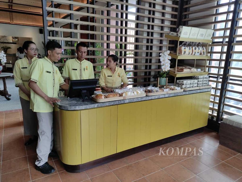 Beberapa pegawai Ikan Bakar Cianjur cabang Cipete, Jakarta, siap melayani pengunjung, Jumat (8/3/2024).