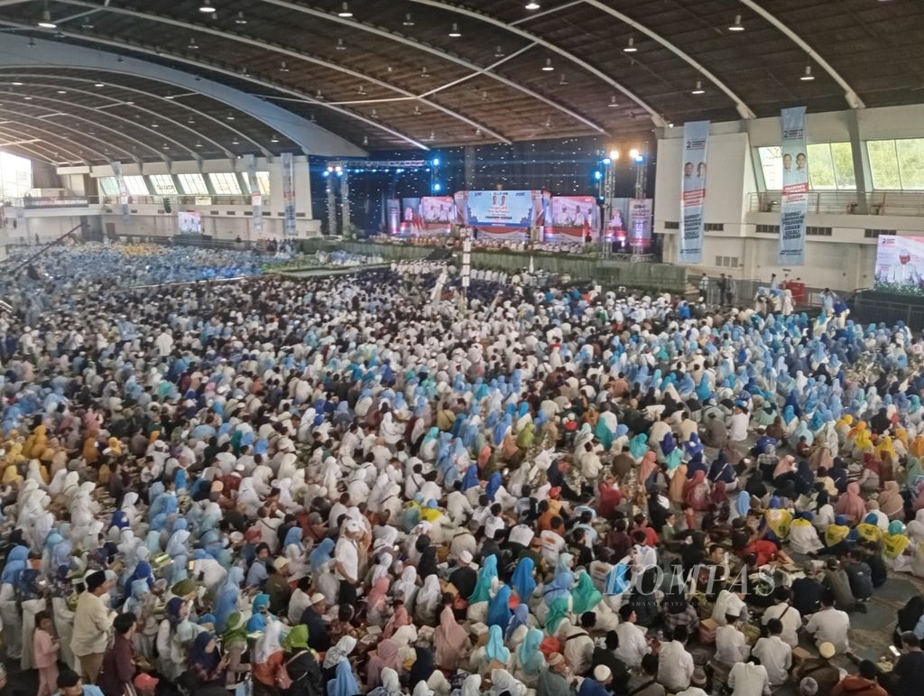 Lebih dari 10.000 orang menghadiri Shalawat dan Doa Bersama untuk Kemenangan Prabowo-Gibran, pasangan capres-cawapres nomor urut 2, di Jatim Expo, Surabaya, Jawa Timur, Jumat (9/2/2024).