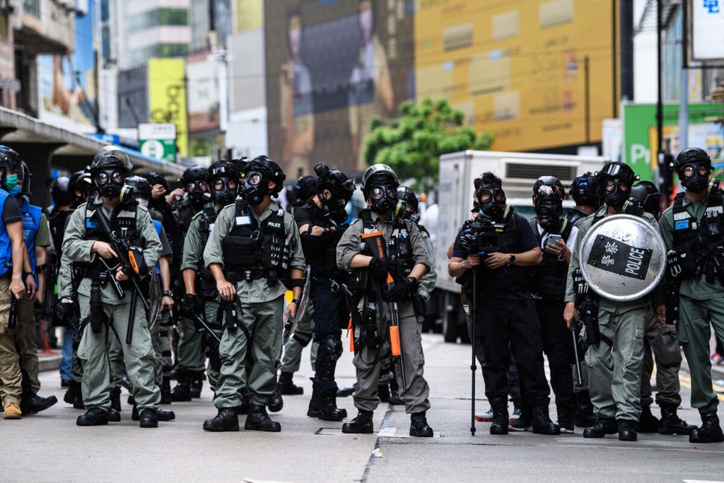 Polisi anti huru-hara berjaga di jalan ketika warga berdemonstrasi menentang undang-undang keamanan di Hong Kong, 24 Mei 2020. 