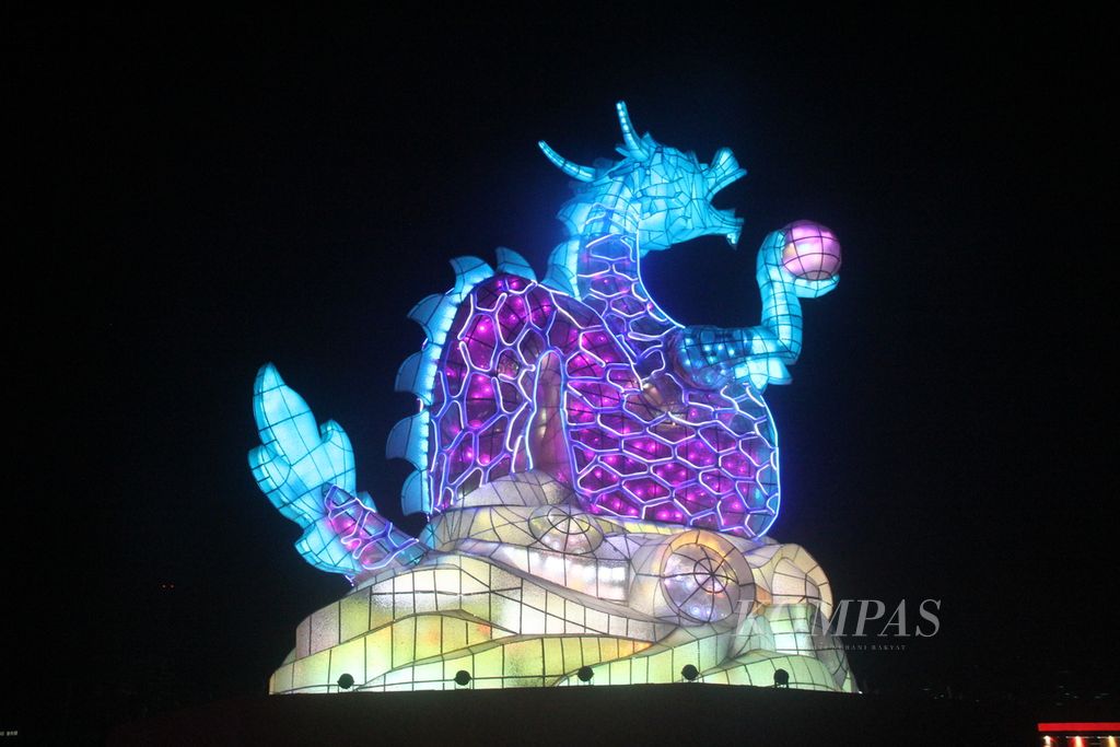 Lampion utama berbentuk naga ditampilkan saat acara gladi bersih Taiwan Lantern Festival 2024, Jumat (23/2/2024) malam, di kota Tainan, Taiwan. 