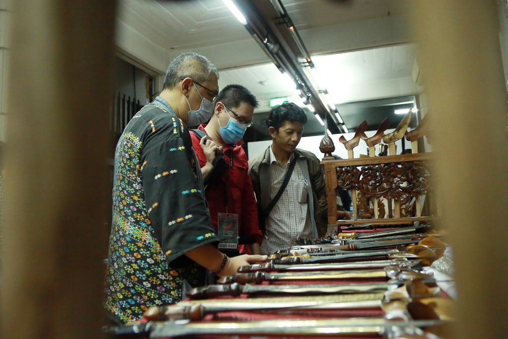 Pengunjung melihat koleksi keris yang dijual di bursa keris pada pembukaan pameran Keris Indonesia For Peace and Humanity di Bentara Budaya Jakarta, Jakarta Pusat, Selasa (22/11/2022). 