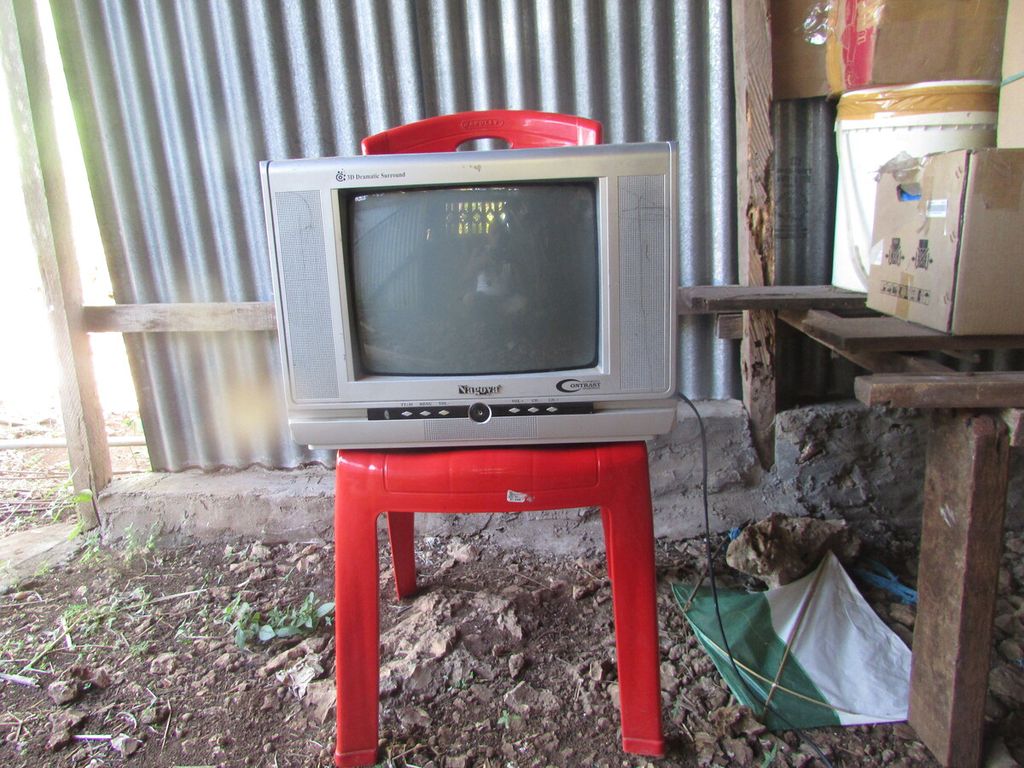 TV tabung milik Ofir Falo warga Kupang, Jumat (15/7/2022), disimpan di dalam gudang. TV jenis ini sejak Maret 2022, menurut pengakuan Ofir, tidak lagi secara jernih dan bersih menerima siaran,