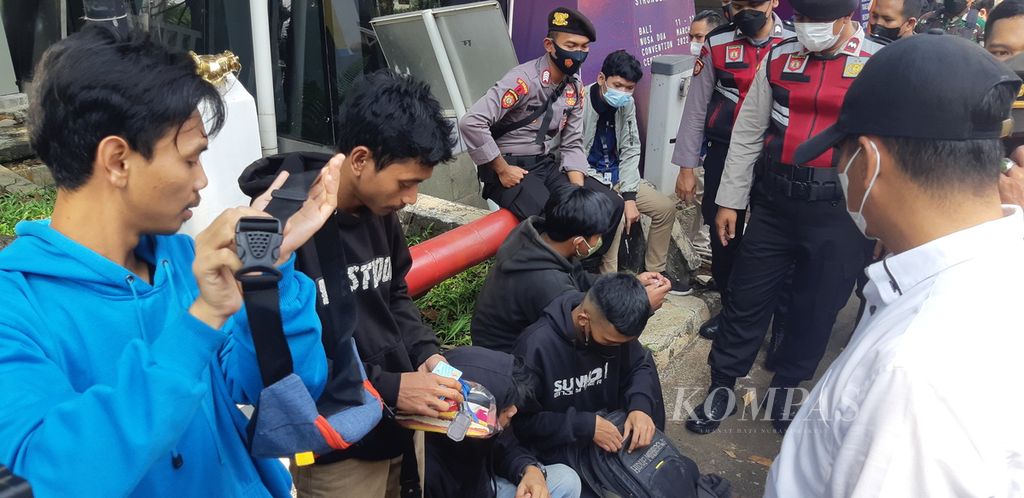 Sejumlah pemuda ditahan dan diperiksa polisi di kawasan TVRI, Jalan Gerbang Pemuda, Jakarta Pusat, Senin (11/4/2022) pagi. Mereka mengaku hendak menonton aksi mahasiswa di Gedung DPR/MPR siang itu.