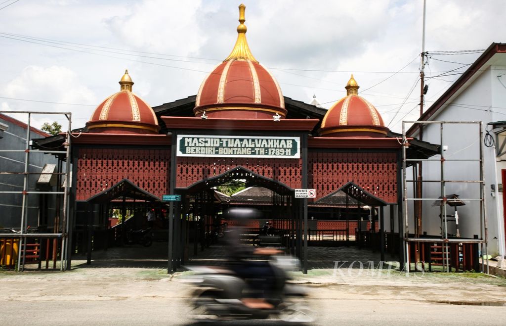 Tampak depan Masjid Tua Al-Wahhab di Kelurahan Bontang Kuala, Kecamatan Bontang Utara, Kota Bontang, Kalimantan Timur, Jumat (9/6/2023). Masjid tersebut diyakini telah ada sejak tahun 1789 dan menjadi masjid tertua di Kota Bontang.