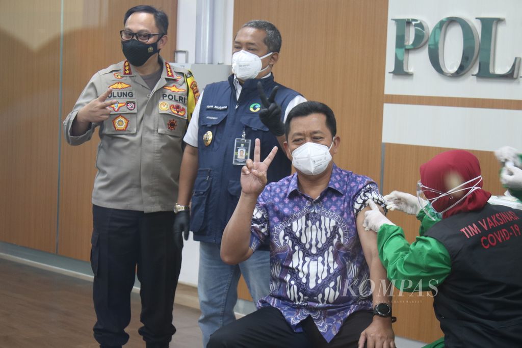 Sekretaris Daerah Kota Bandung Ema Sumarna menjalani vaksinasi Covid-19 perdana di Rumah Sakit Khusus Ibu dan Anak Kota Bandung, Kamis (14/1/2021).