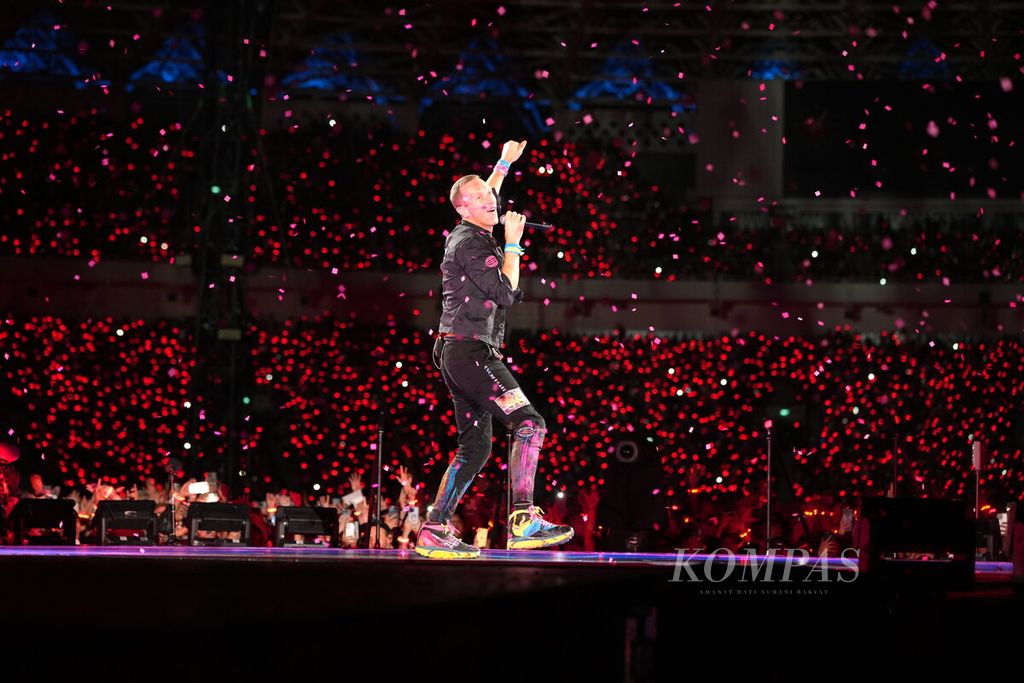Vokalis Coldplay, Chris Martin, tampil dalam konser bertajuk Music of the Spheres World Tour di Stadion Utama Gelora Bung Karno, Jakarta, Rabu (15/11/2023). Tur dunia Coldplay, band asal London, Inggris, yang dibentuk 1997 ini selalu menyedot animo besar penggemarnya di negara-negara yang disinggahinya. 