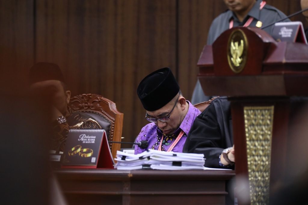 Ketua KPU Hasyim Asy’ari terlihat tertidur saat sidang lanjutkan perkara sengketa hasil Pemilihan Presiden 2024, di Gedung Mahkamah Konstitusi (MK), Jakarta, beberapa waktu lalu. 