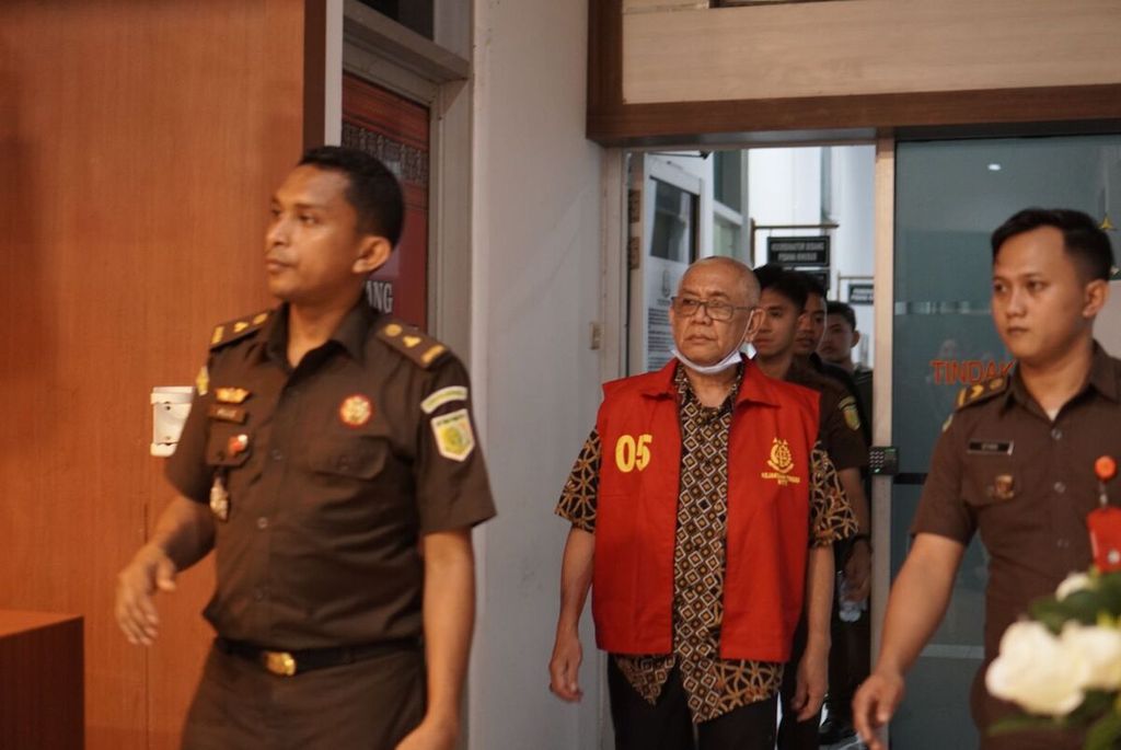 Kepala Badan Pertanahan Nasional Kota Kupang HFX saat ditahan dan dikenakan rompi tahanan di Kejaksaan Tinggi Nusa Tenggara Timur di Kupang, Selasa (16/1/2024). HFX ditahan bersama PK selaku penerima aset negara senilai Rp 5,96 miliar.